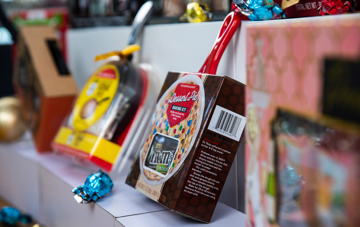 Food gift packs: gourmet sauces and treats in retail gift packaging